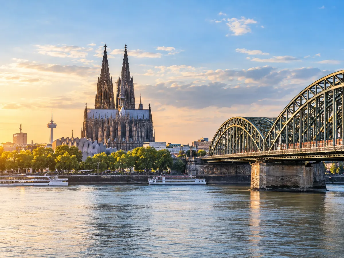 Realistischer Blick auf Köln mit Kölner Dom, Hohenzollernbrücke und Rhein